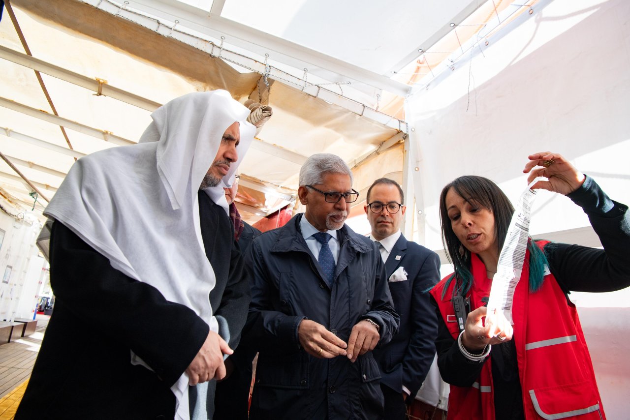 د.العيسى يلتقي رئيس جمعيات الصليب الأحمر والهلال الأحمر على متن سفينة &quot;أوشن فايكينغ&quot;