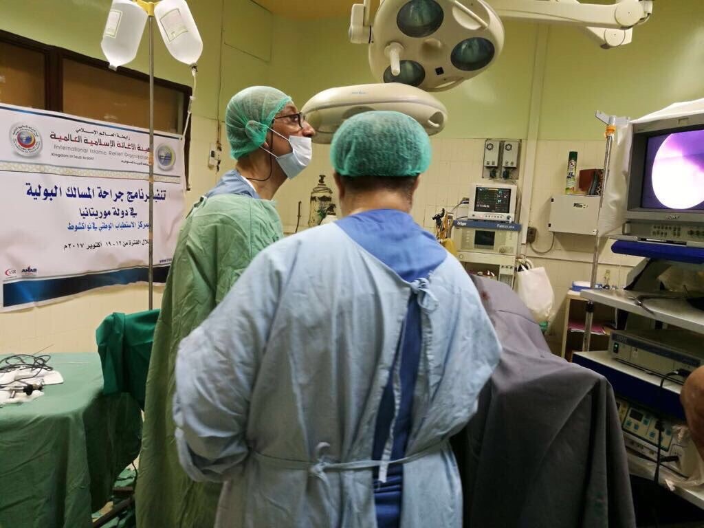 رابطة العالم الإسلامي تختتم أول مخيم لجراحة المسالك البولية بإجراء ٤٣ عملية بجمهورية موريتانيا.