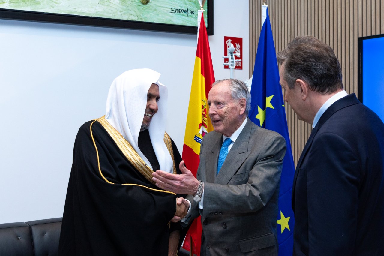 Paralelamente a haber sido convidado como invitado de honor de este año para el diálogo legislativo presidido por Su Majestad el Rey de España, en presencia de varios altos funcionarios ministeriales, jurídicos, legislativos y presidentes de consejos