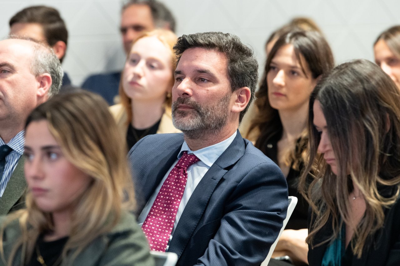 Paralelamente a haber sido convidado como invitado de honor de este año para el diálogo legislativo presidido por Su Majestad el Rey de España, en presencia de varios altos funcionarios ministeriales, jurídicos, legislativos y presidentes de consejos