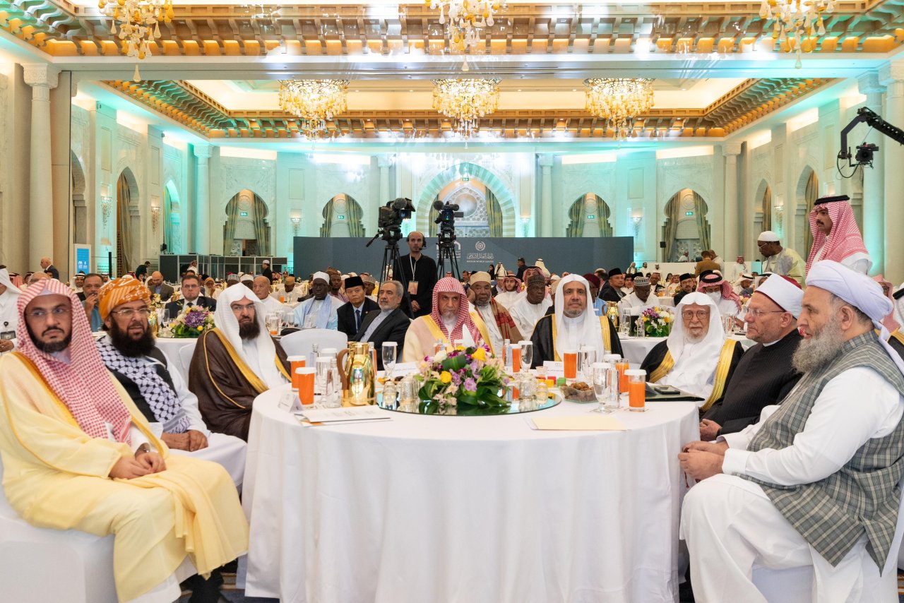 علماء المسلمين ومفتوهم يصدرون من مكة المكرمة &quot;وثيقة بناء الجسور بين المذاهب الإسلامية&quot; للتذكير بمفهوم الأمة الواحدة وتجاوز مآسي الطائفية