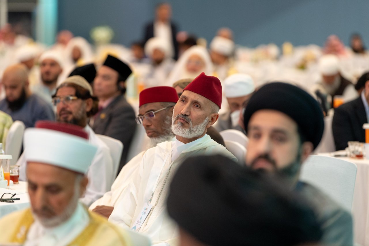 علماء المسلمين ومفتوهم يصدرون من مكة المكرمة &quot;وثيقة بناء الجسور بين المذاهب الإسلامية&quot; للتذكير بمفهوم الأمة الواحدة وتجاوز مآسي الطائفية