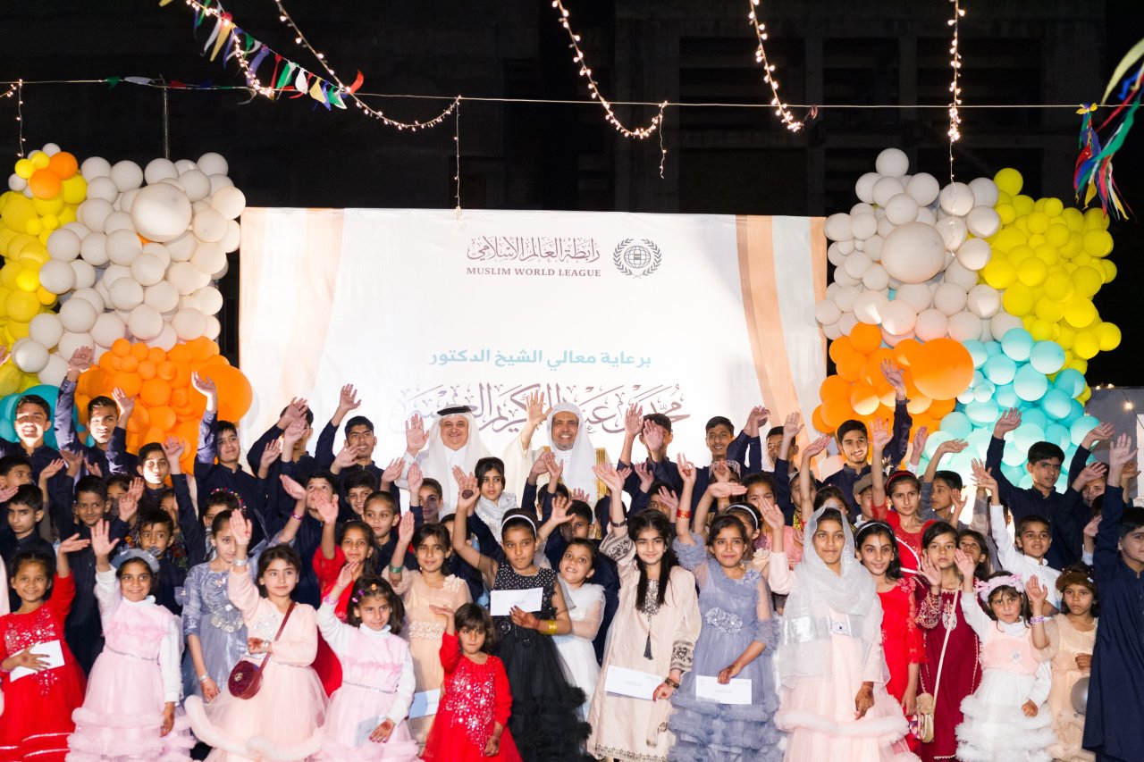 Foto de la celebración del Sheij Mohammed Al-Issa, SG de la LMI, en la festividad del Aid El Fitr en el orfanato Ali bin Abi Talib en Pakistán, que cuenta con cerca de 4600 huérfanos: