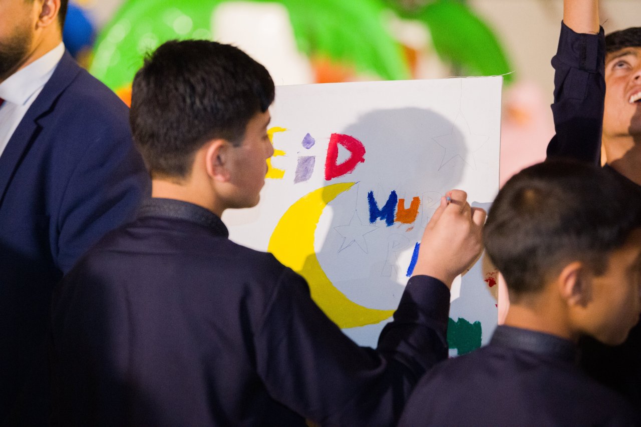 ‏صور من معايدة معالي الأمين العام لرابطة العالم الإسلامي الشيخ د. ⁧‫محمد العيسى‬⁩ لأطفال دار علي بن أبي طالب &quot;رضي الله عنه&quot; للأيتام في ⁧‫باكستان‬⁩ التي يستفيد منها أكثر من 4600 يتيم: