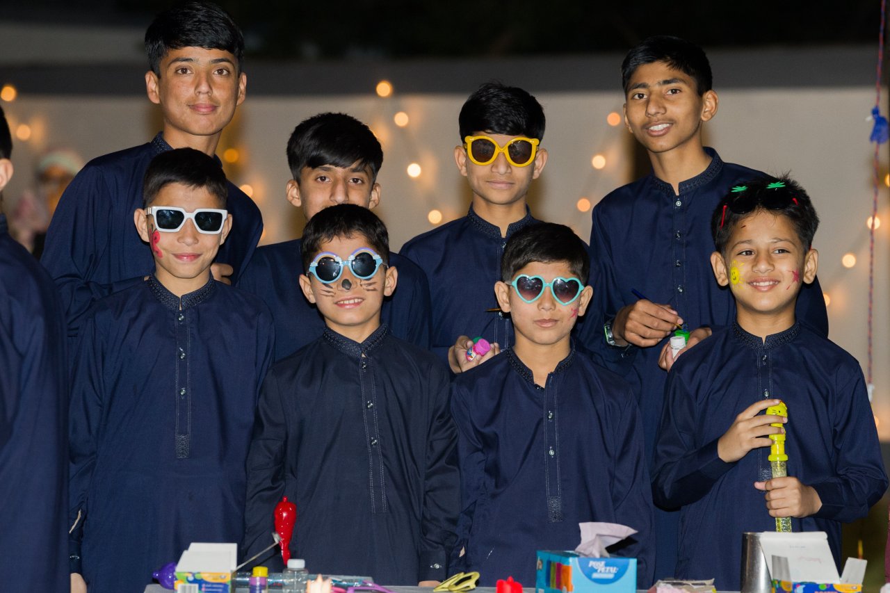 ‏صور من معايدة معالي الأمين العام لرابطة العالم الإسلامي الشيخ د. ⁧‫محمد العيسى‬⁩ لأطفال دار علي بن أبي طالب &quot;رضي الله عنه&quot; للأيتام في ⁧‫باكستان‬⁩ التي يستفيد منها أكثر من 4600 يتيم: