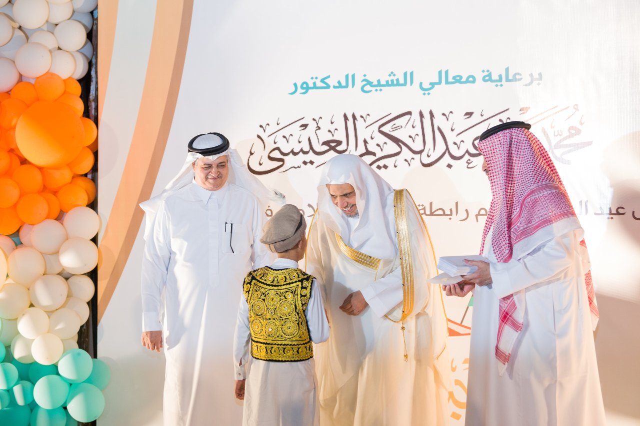 ‏صور من معايدة معالي الأمين العام لرابطة العالم الإسلامي الشيخ د. ⁧‫محمد العيسى‬⁩ لأطفال دار علي بن أبي طالب &quot;رضي الله عنه&quot; للأيتام في ⁧‫باكستان‬⁩ التي يستفيد منها أكثر من 4600 يتيم: