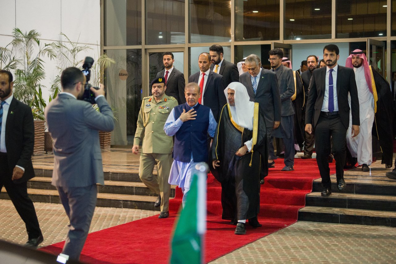 جناب بزرگوار نخست وزیر پاکستان آقای محمد شهباز شریف و جناب دبیر کل، آقای دکتر شیخ محمد العیسی در پایتخت اسلام آباد، ، در مراسم اختتامیه تجلیل از برگزیدگان مسابقه سالانه قرآنی حافظان جوان زیر ده سال