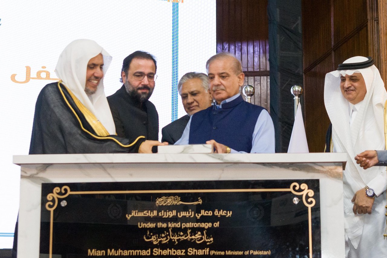 جناب بزرگوار نخست وزیر پاکستان آقای محمد شهباز شریف و جناب دبیر کل، آقای دکتر شیخ محمد العیسی در پایتخت اسلام آباد، ، در مراسم اختتامیه تجلیل از برگزیدگان مسابقه سالانه قرآنی حافظان جوان زیر ده سال