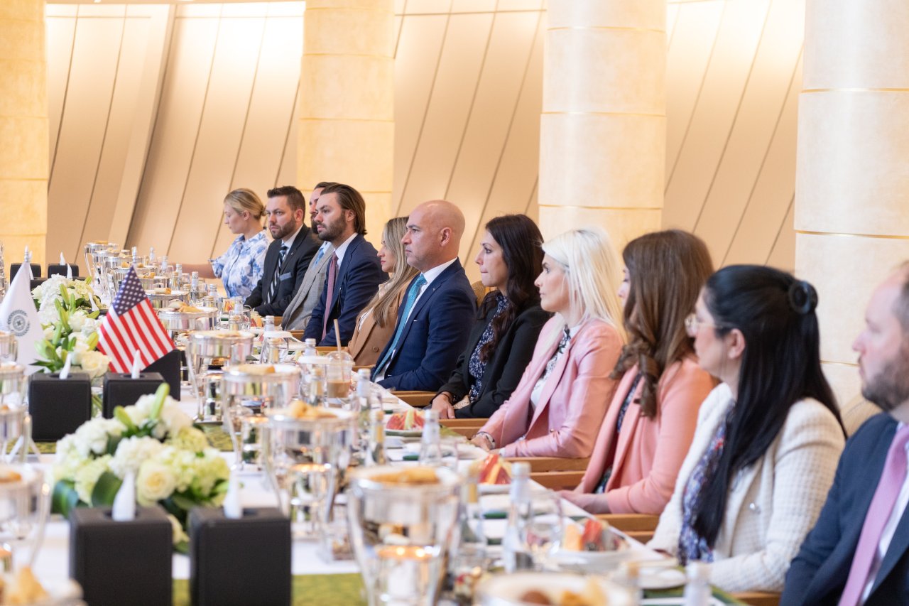 El Secretario General, el Sheij Mohammed Al-Issa, se reunió en Riad con una delegación de altos asesores de los miembros del Congreso estadounidense y sus adjuntos.