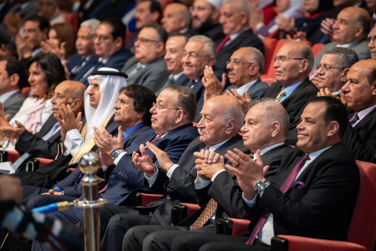 En présence de près de 1600 personnes, parmi lesquelles des Ministres, des directeurs d'universités, des doyens de facultés, des universitaires et des étudiants :