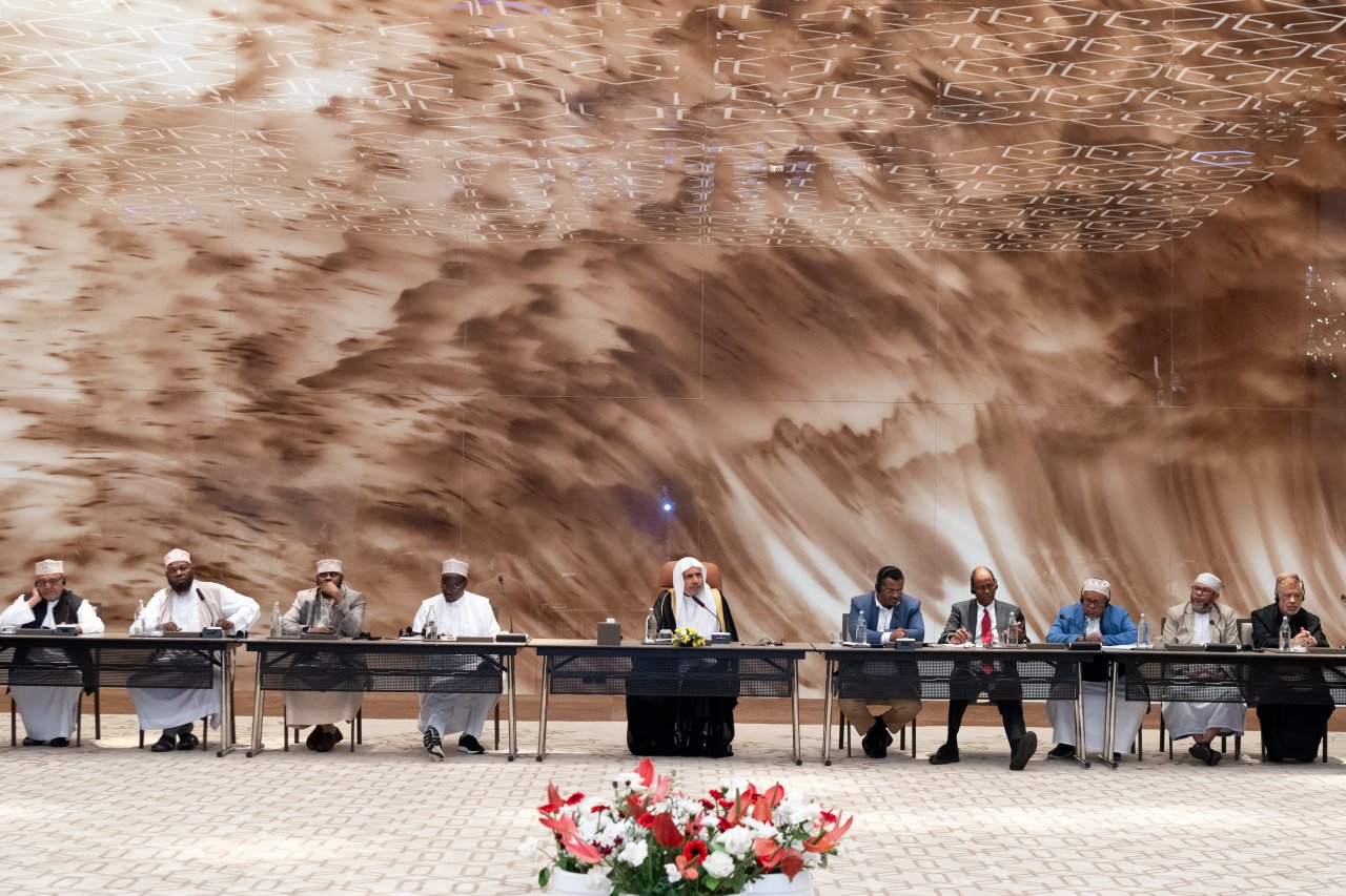 Una visita que comienza con un encuentro con los líderes musulmanes y el patrocinio del Concurso Mundial de los Mejores Recitadores de las diez lecturas del Corán