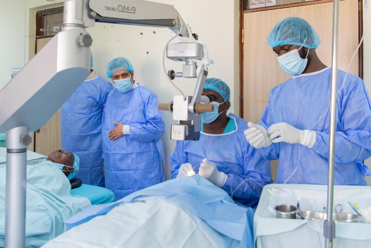 الشيخ د.العيسى يتفقد عدداً من المشاريع في كينيا.. ويعلن تكفُّلَ الرابطةِ بنسب الاحتياج اللازم من الطاقة الشمسية