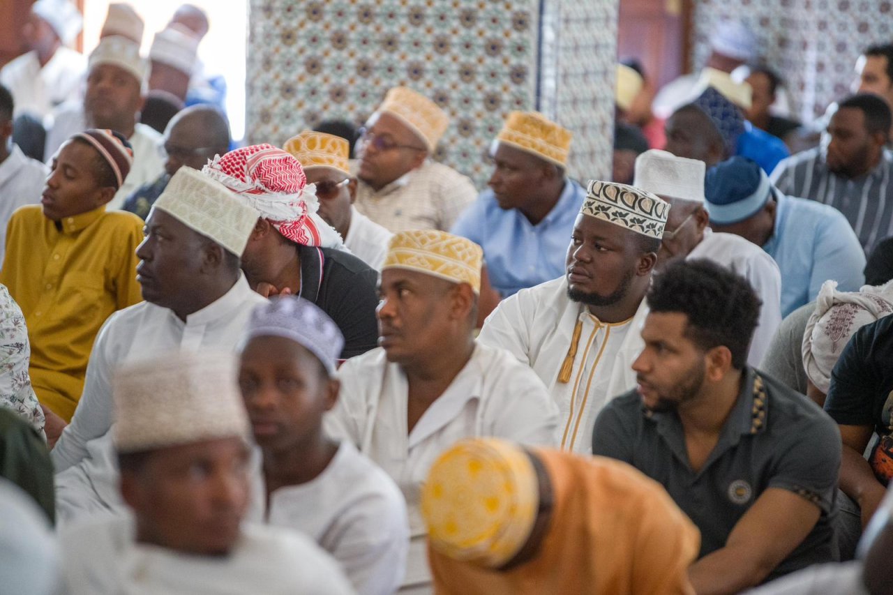 أمينُ عام رابطة العالم الإسلامي يستهلّ برنامجَ زيارته إلى تنزانيا بخطبة الجمعة في مدينة دار السلام