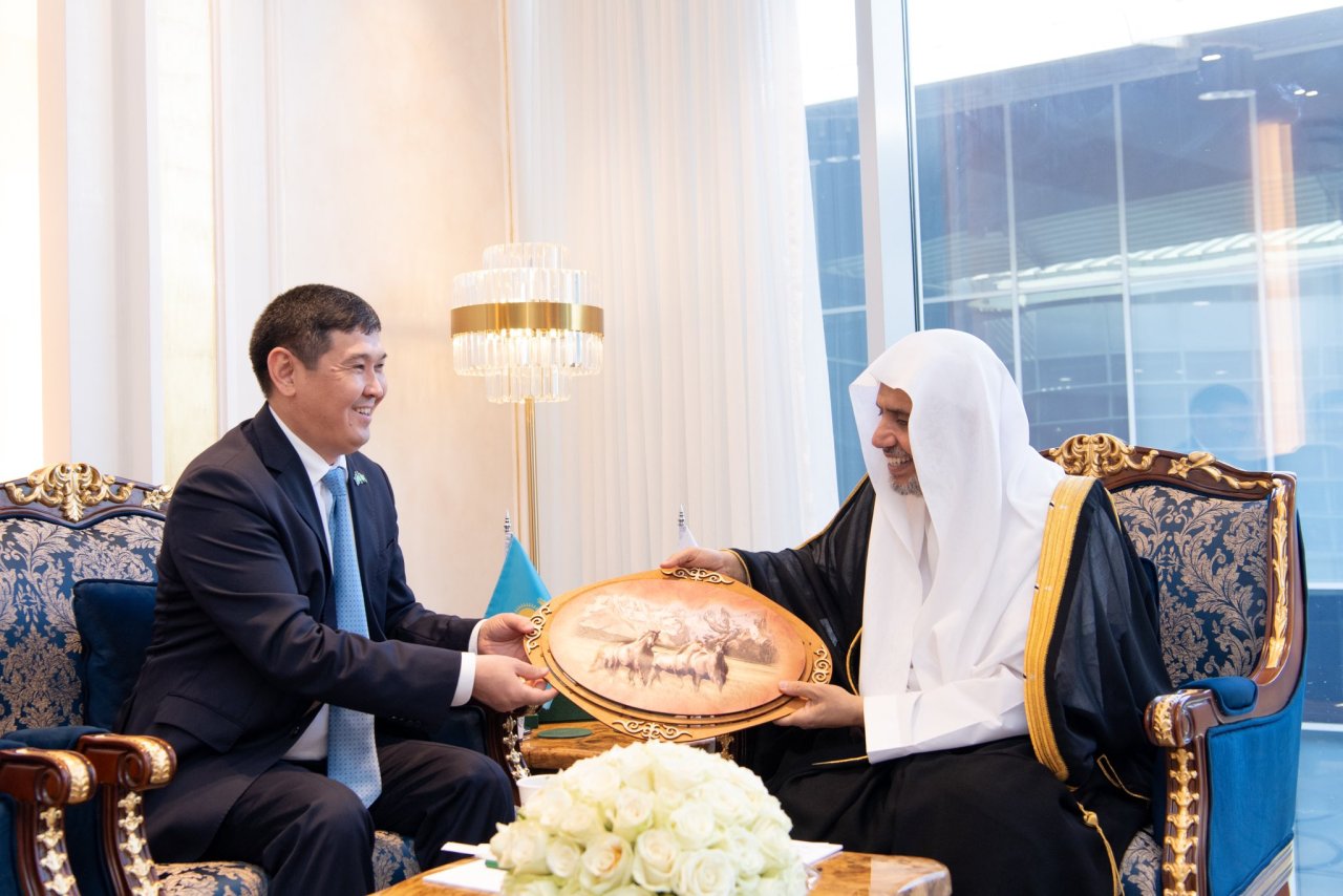 Di kantornya di Riyadh, Yang Mulia Sekretaris Jenderal LMD, Ketua Organisasi Ulama Muslim, Syekh Dr. Mohammed Alissa   , menerima Yang Mulia Duta Besar Republik Kazakhstan untuk Kerajaan Arab Saudi