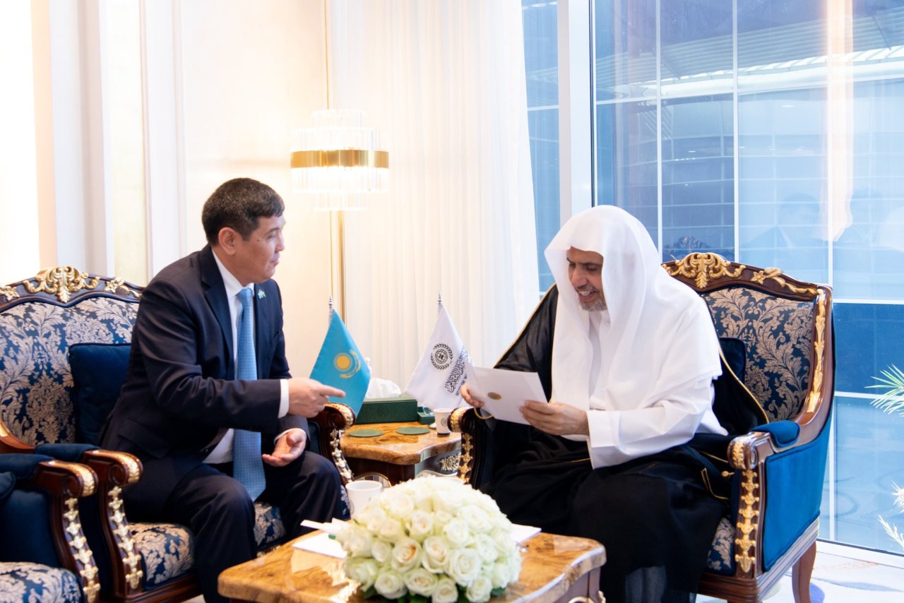 Di kantornya di Riyadh, Yang Mulia Sekretaris Jenderal LMD, Ketua Organisasi Ulama Muslim, Syekh Dr. Mohammed Alissa   , menerima Yang Mulia Duta Besar Republik Kazakhstan untuk Kerajaan Arab Saudi