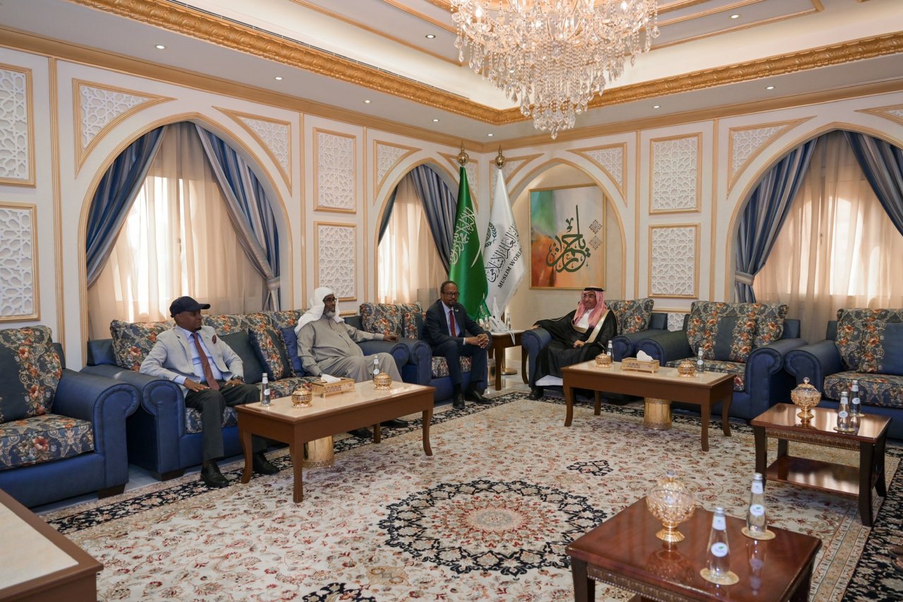 Yang Mulia Asisten Sekretaris Jenderal untuk Hubungan dan Komunikasi Internasional, Dr. Mohammed Al-Majdouie, menerima Wakil Menteri Lingkungan Hidup dan Perubahan Iklim Republik Somalia