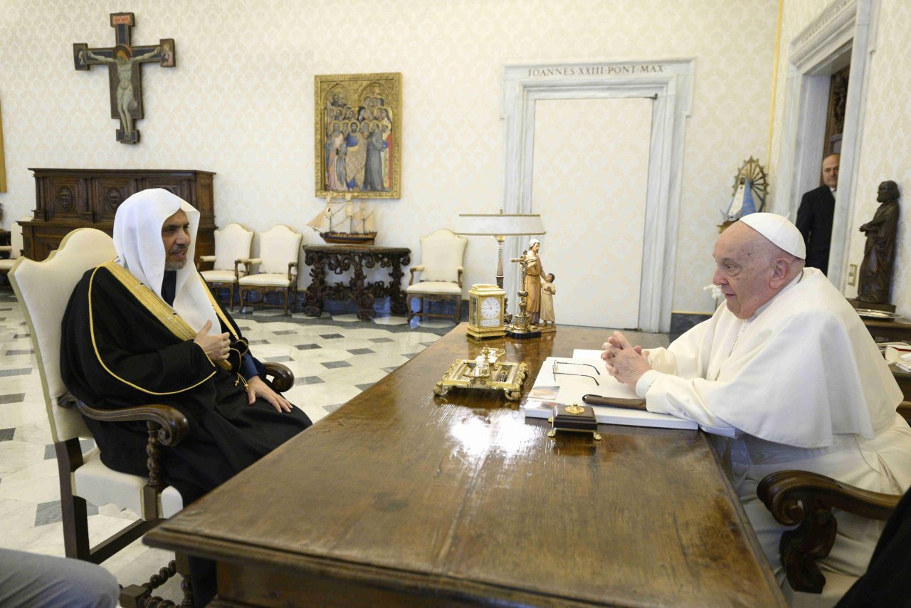 بحَث معالي الأمين العام لرابطة العالم الإسلامي، رئيس هيئة علماء المسلمين، فضيلة الشيخ د.محمد بن عبدالكريم العيسى، والبابا فرنسيس، بابا الكنيسة الكاثوليكية، عددًا من الموضوعات ذات التعاون والاهتمام المُشترَك