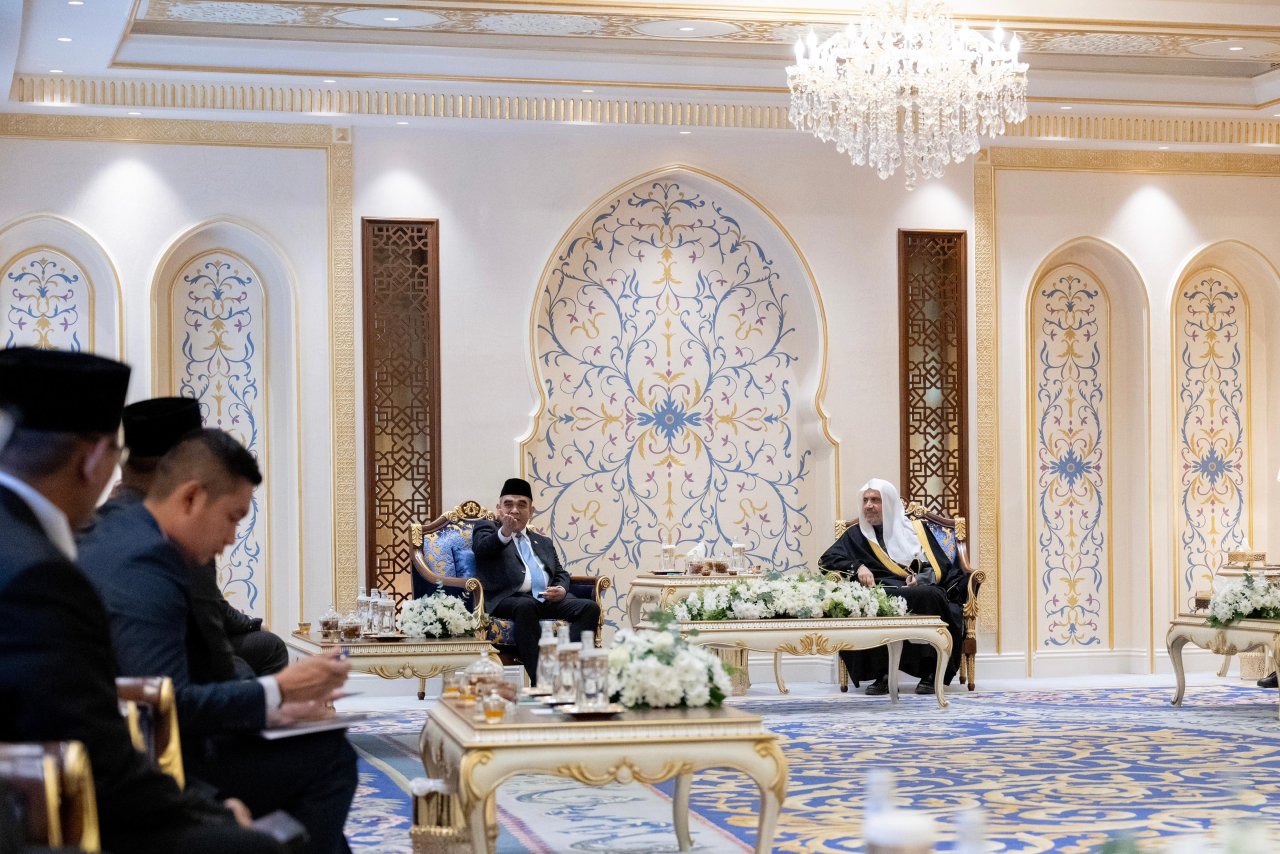 Il a transmis à cheikh Alissa les salutations du Président Subianto et lui a remis une invitation officielle à se rendre en Indonésie :