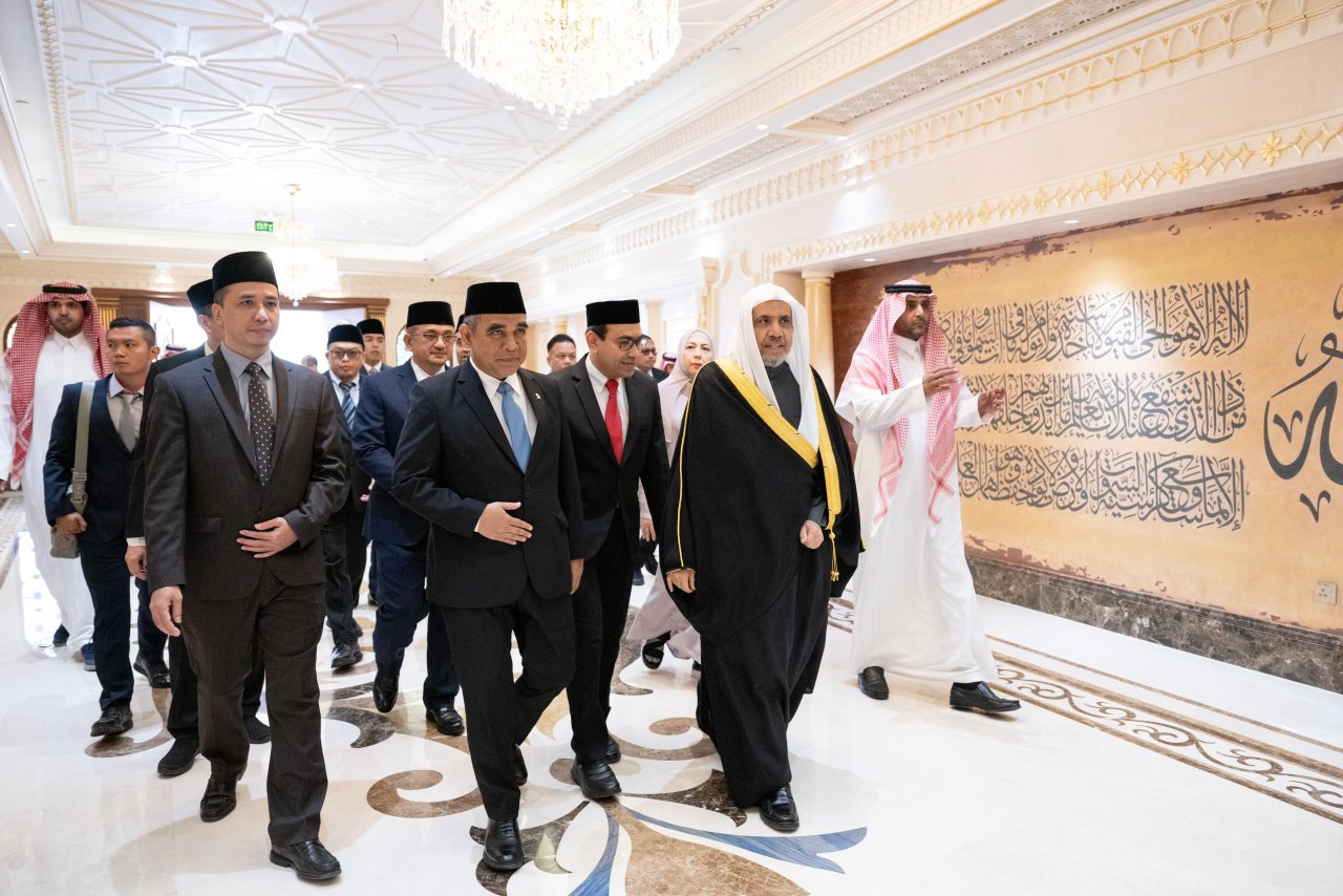 Il a transmis à cheikh Alissa les salutations du Président Subianto et lui a remis une invitation officielle à se rendre en Indonésie :