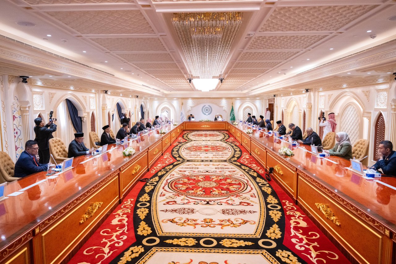 Il a transmis à cheikh Alissa les salutations du Président Subianto et lui a remis une invitation officielle à se rendre en Indonésie :