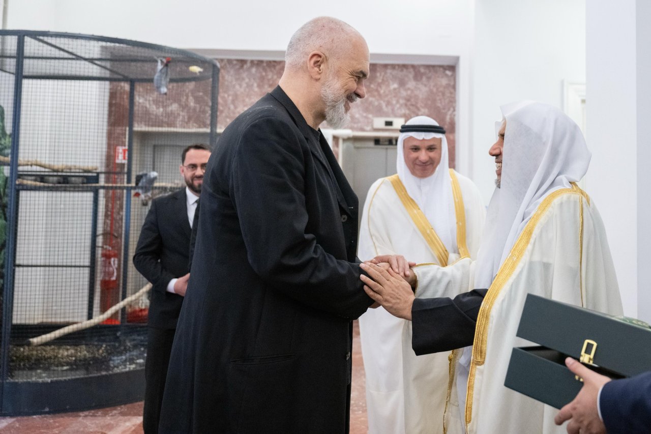 Yang Mulia Perdana Menteri Albania, Tuan Edi Rama, menerima Yang Mulia Sekretaris Jenderal LMD, Ketua Organisasi Ulama Muslim, Syekh Dr. Mohammed Alissa , di Kantor Perdana Menteri