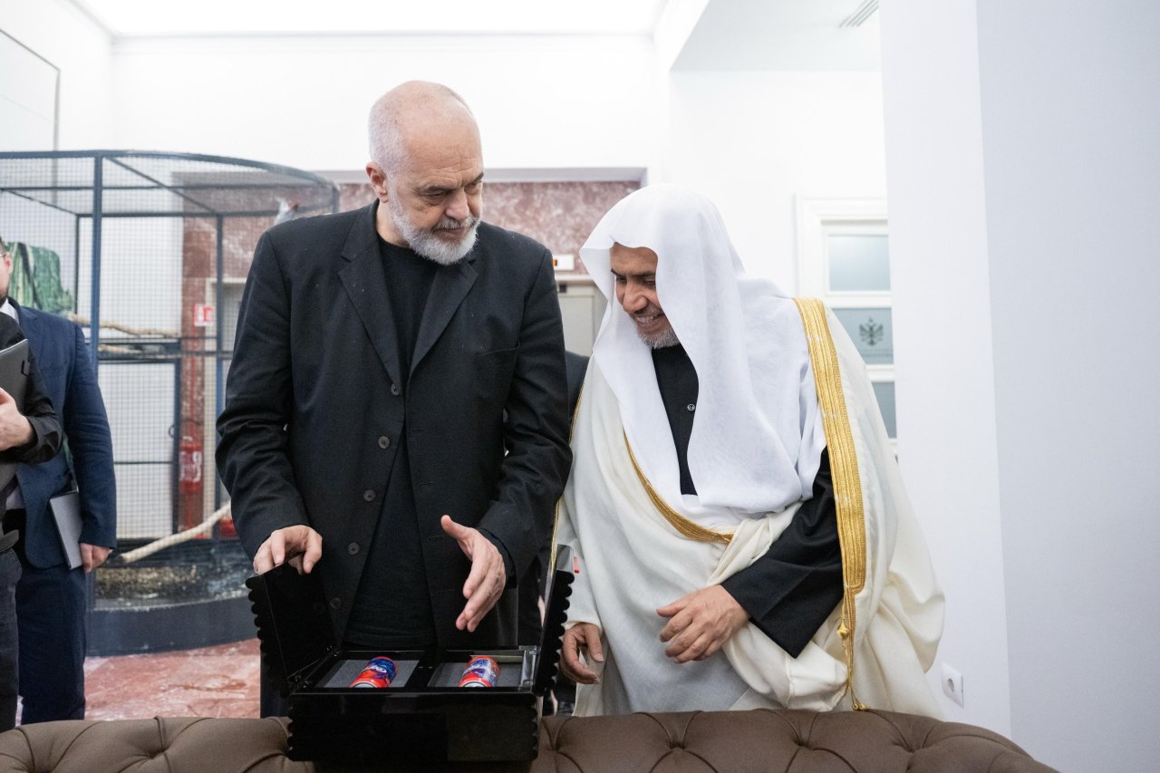 Yang Mulia Perdana Menteri Albania, Tuan Edi Rama, menerima Yang Mulia Sekretaris Jenderal LMD, Ketua Organisasi Ulama Muslim, Syekh Dr. Mohammed Alissa , di Kantor Perdana Menteri