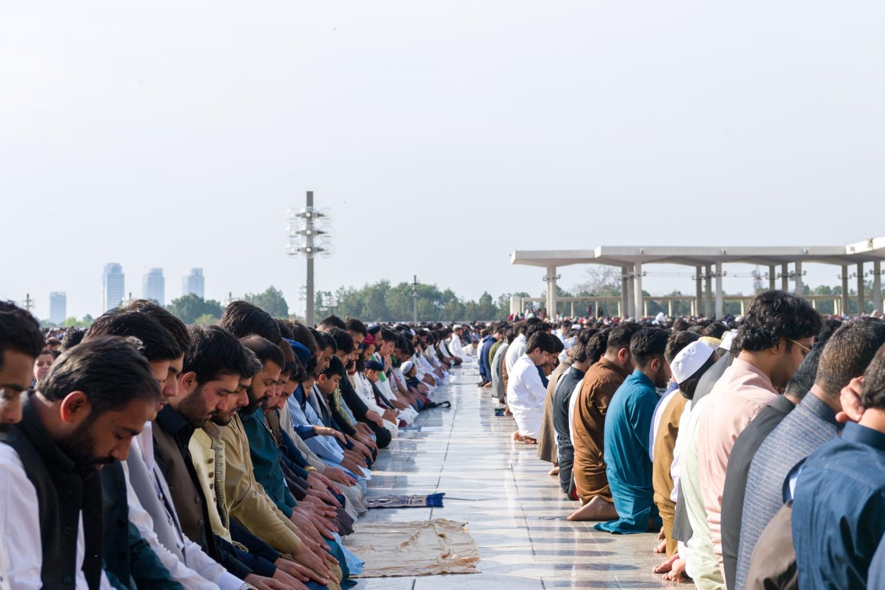 بدعوةٍ من دولة رئيس الوزراء الباكستاني  د.العيسى خطيباً للعيد بجامع الملك فيصل في إسلام آباد