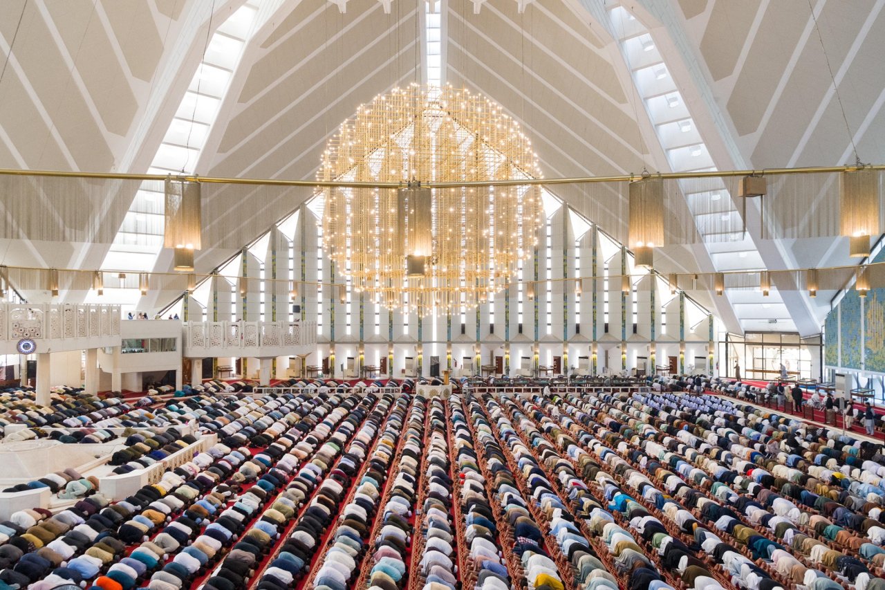 بدعوةٍ من دولة رئيس الوزراء الباكستاني  د.العيسى خطيباً للعيد بجامع الملك فيصل في إسلام آباد