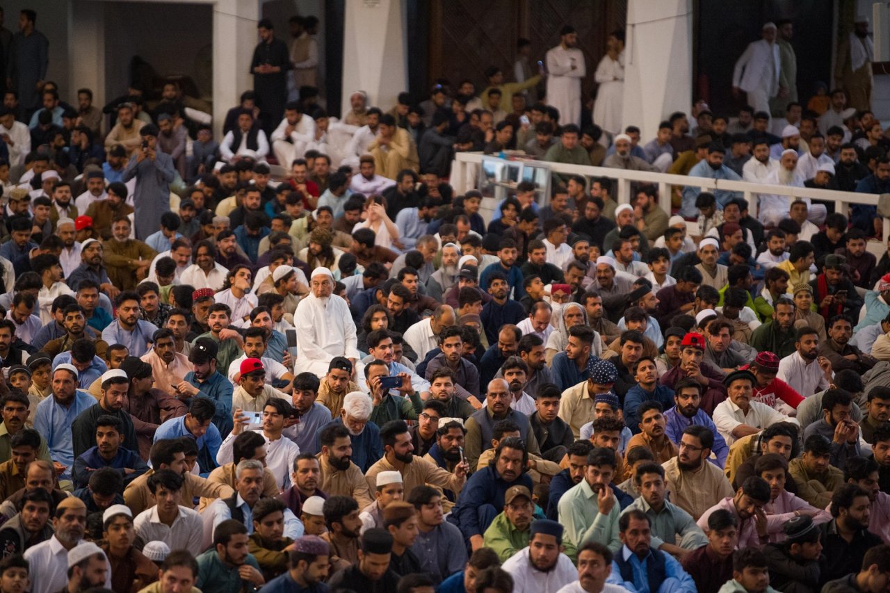 بدعوةٍ من دولة رئيس الوزراء الباكستاني  د.العيسى خطيباً للعيد بجامع الملك فيصل في إسلام آباد