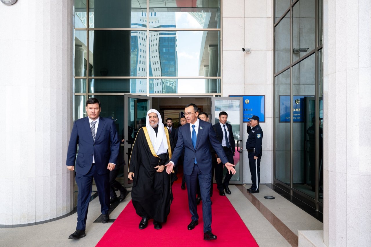 Parlemen Kazakhstan, menyambut Yang Mulia Sekretaris Jenderal LMD, Ketua Organisasi Ulama Muslim, Syekh Dr. Mohammed Alissa , di gedungnya di ibu kota &quot;Astana&quot;