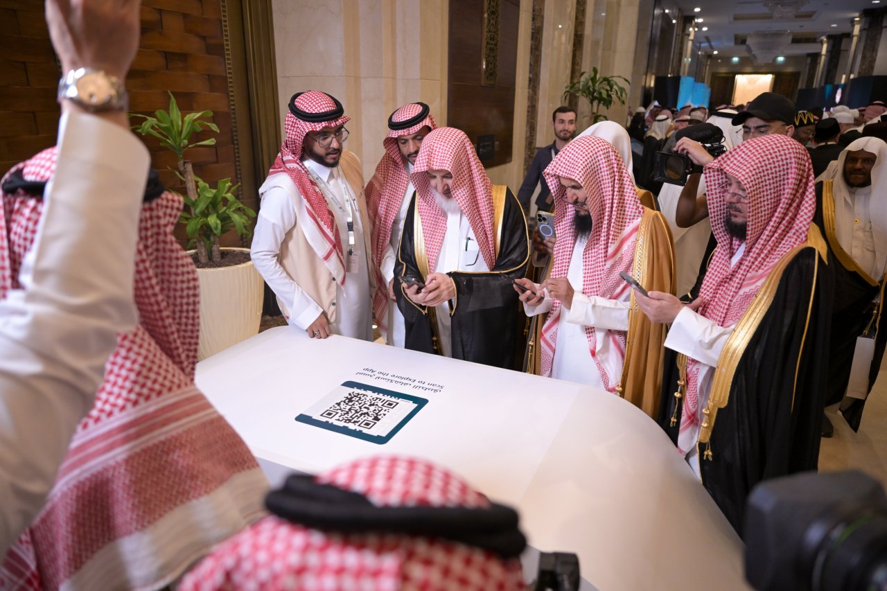 Inilah momen-momen pertama peluncuran aplikasi “Minhaj”, disertai dengan proses pengunduhannya di ponsel oleh sejumlah tokoh terkemuka—para ulama besar dunia Islam