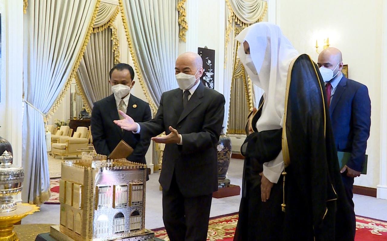 جلالته يُقدّم هدايا احتفاءً بجهود معاليه الدولية.