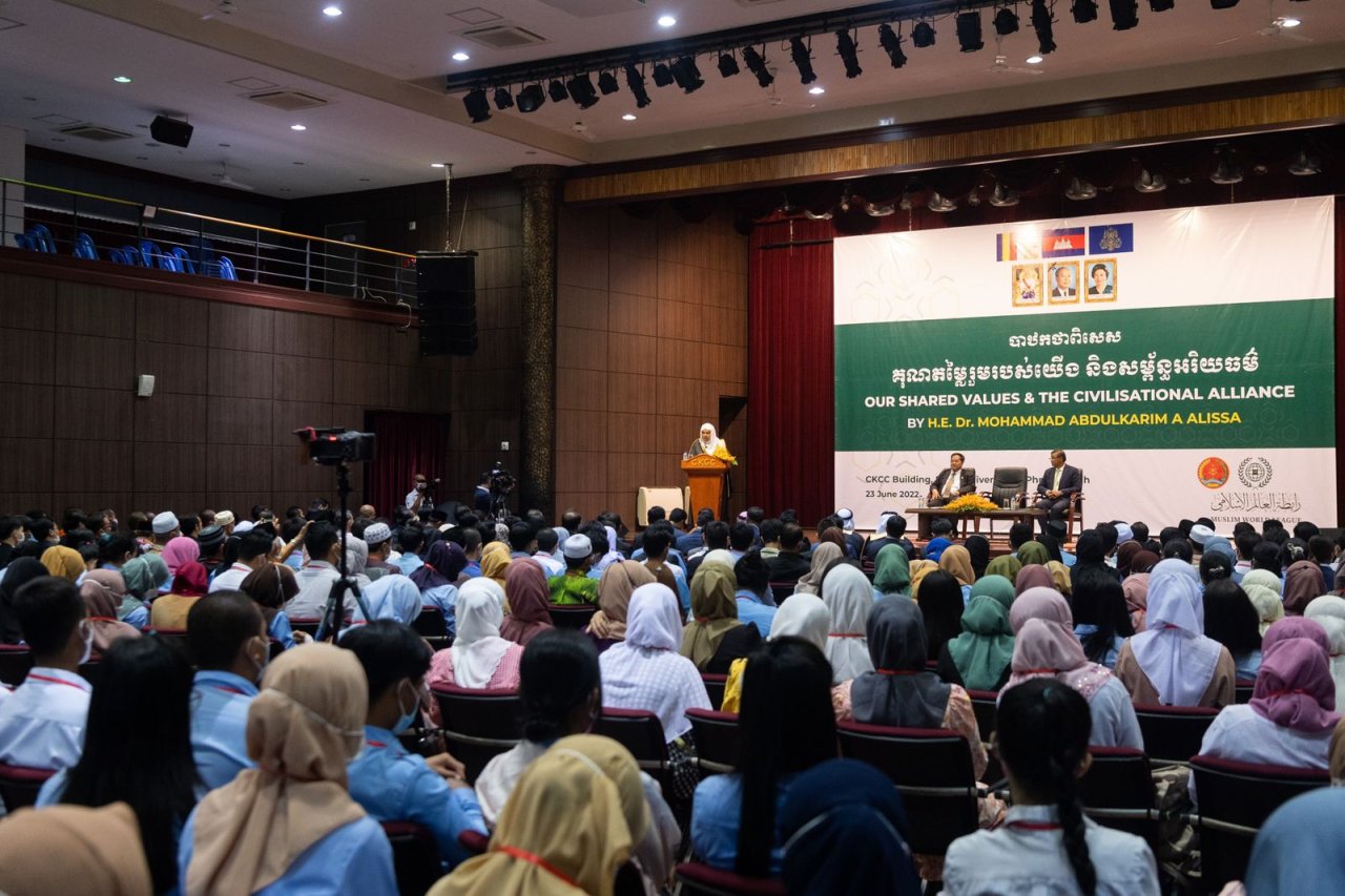 الشيخ العيسى محاضراً في الجامعة الملكية بالعاصمة بنوم بنه.