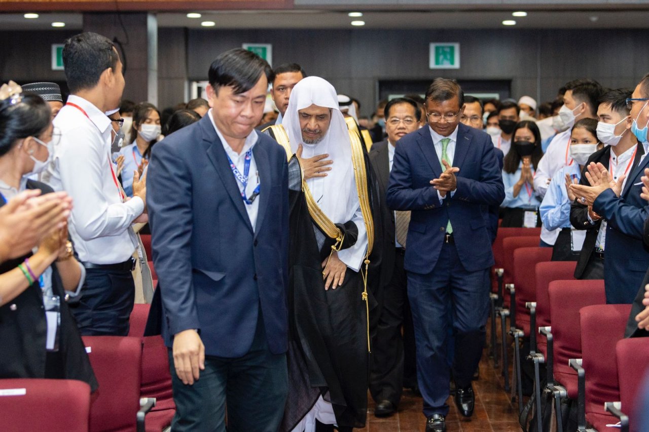 استقبال د.العيسى بحفاوة كبيرة أثناء وصوله للجامعة الملكية.