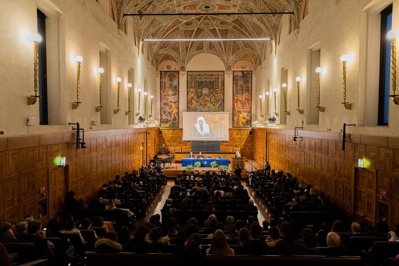 En présence du doyen de l’université et du président du comité pontifical pour le dialogue Mohammad Alissa a tenu une conférence à l’université catholique en Italie suite à laquelle il a été décoré de la médaille de l’université.