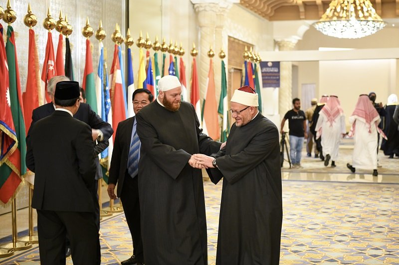 L’arrivée des hautes personnalités à la réunion du Haut-Conseil de la Ligue Islamique Mondiale.