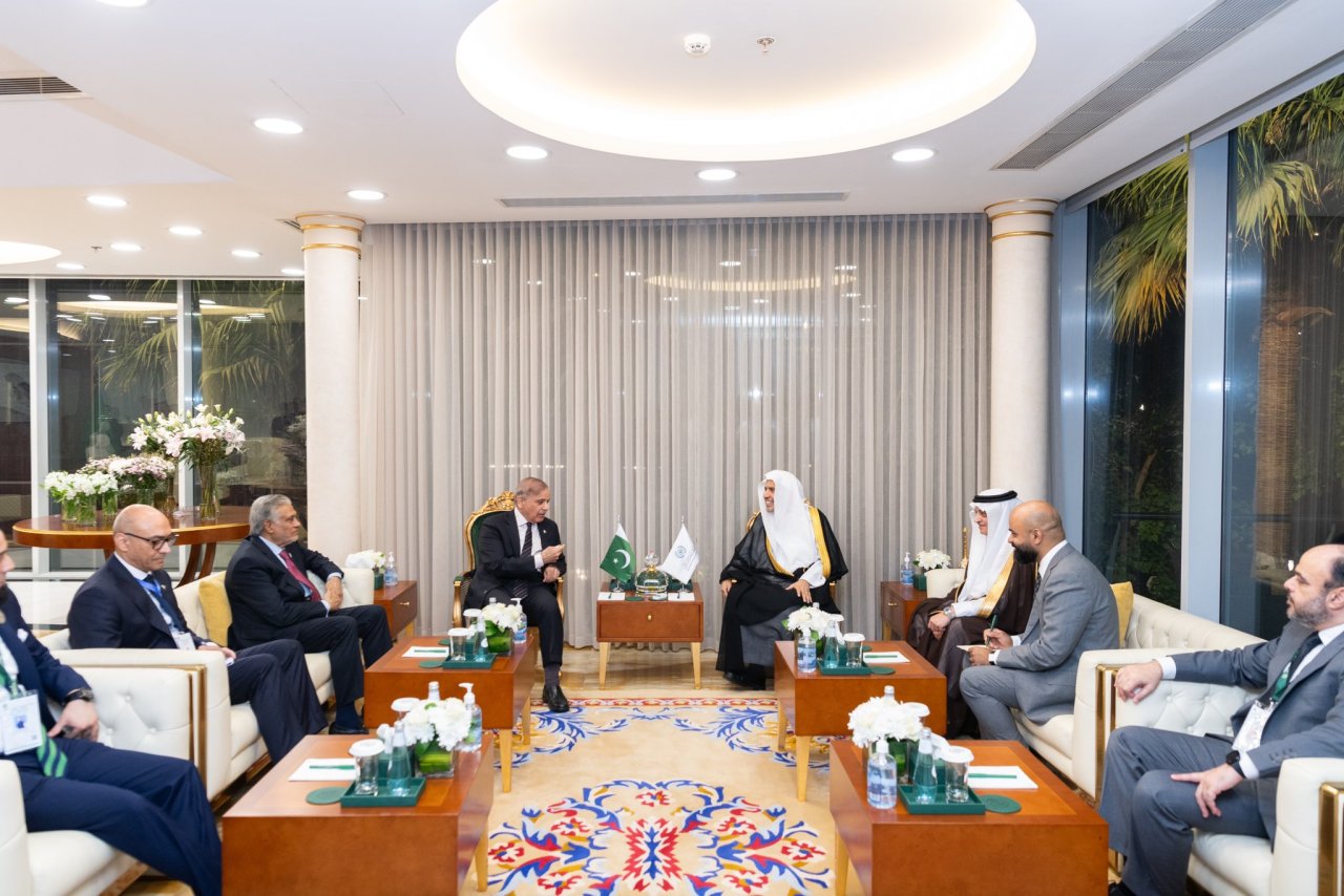 Yang Mulia Perdana Menteri Republik Islam Pakistan, Tuan Muhammad Shehbaz  , mengunjungi Liga Muslim Dunia dan bertemu dengan Yang Mulia Sekretaris Jenderal LMD, Ketua Organisasi Ulama Muslim, Syekh Dr. Mohammed Alissa