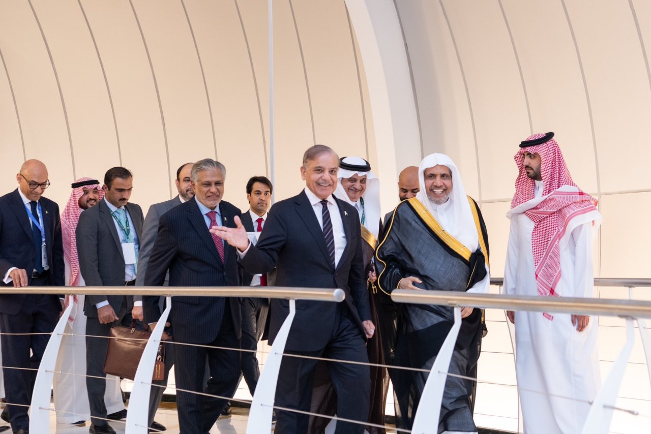 Yang Mulia Perdana Menteri Republik Islam Pakistan, Tuan Muhammad Shehbaz  , mengunjungi Liga Muslim Dunia dan bertemu dengan Yang Mulia Sekretaris Jenderal LMD, Ketua Organisasi Ulama Muslim, Syekh Dr. Mohammed Alissa