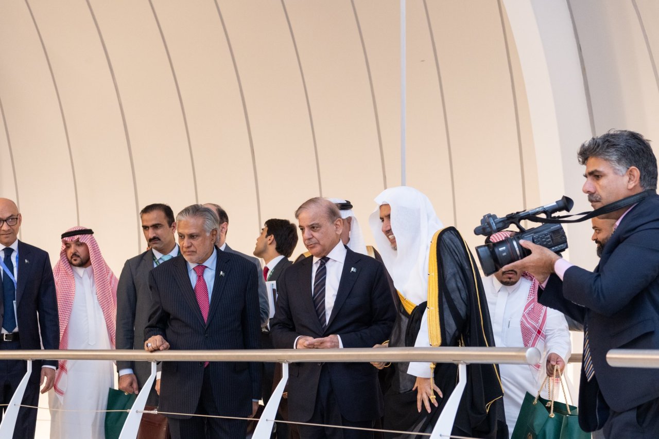 Yang Mulia Perdana Menteri Republik Islam Pakistan, Tuan Muhammad Shehbaz  , mengunjungi Liga Muslim Dunia dan bertemu dengan Yang Mulia Sekretaris Jenderal LMD, Ketua Organisasi Ulama Muslim, Syekh Dr. Mohammed Alissa