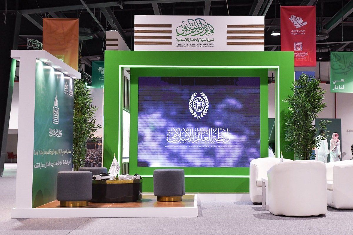 Il emmène ses visiteurs dans une visite impressionnante qui évoque l'histoire du leadership et de l'excellence au service de l'islam et des musulmans ainsi que de la préservation des Deux Saintes Mosquées