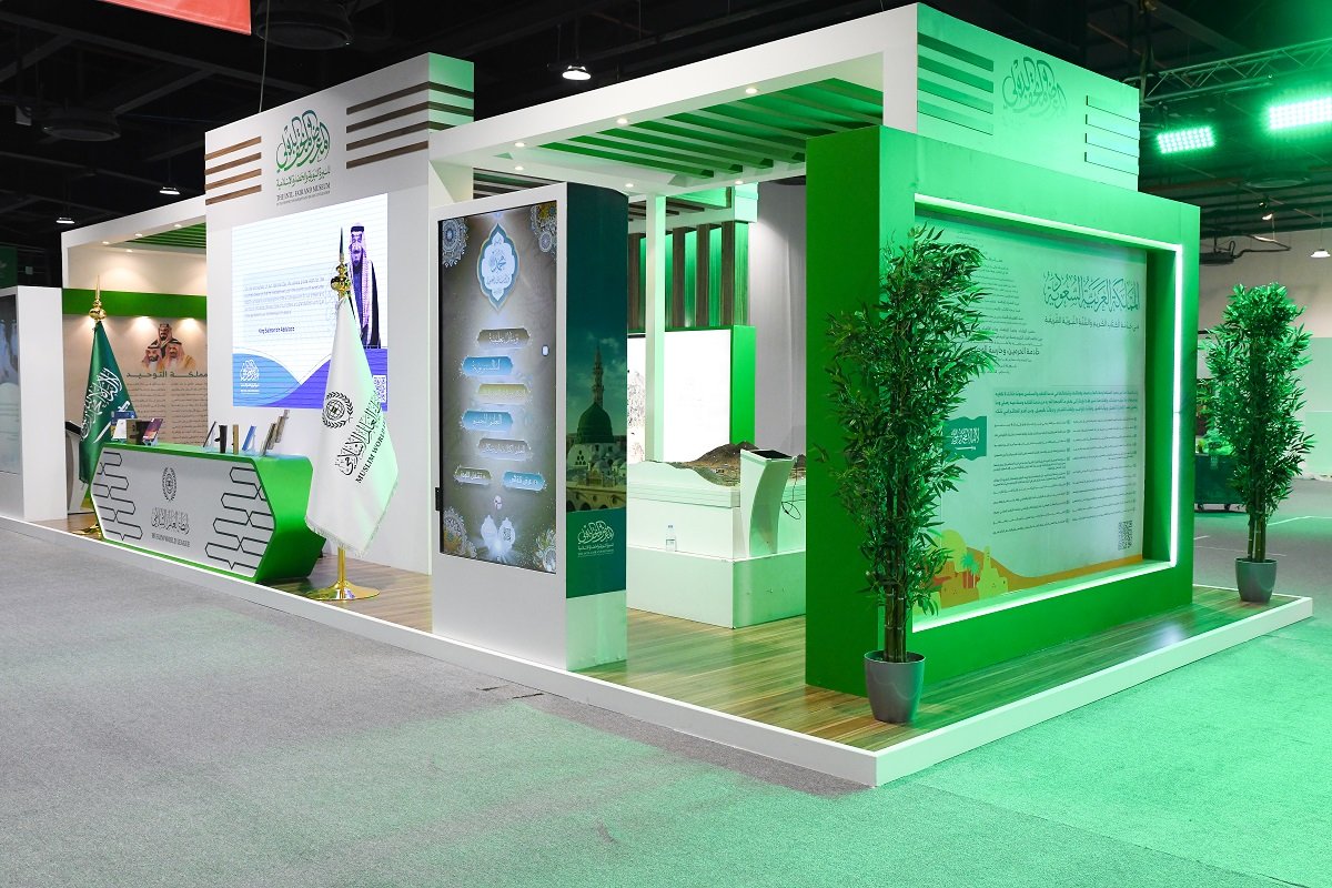 Il emmène ses visiteurs dans une visite impressionnante qui évoque l'histoire du leadership et de l'excellence au service de l'islam et des musulmans ainsi que de la préservation des Deux Saintes Mosquées