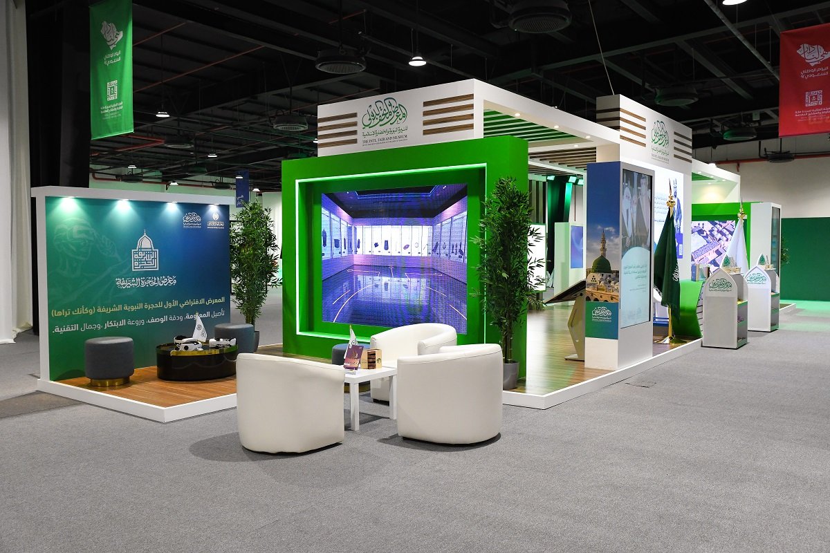 Il emmène ses visiteurs dans une visite impressionnante qui évoque l'histoire du leadership et de l'excellence au service de l'islam et des musulmans ainsi que de la préservation des Deux Saintes Mosquées