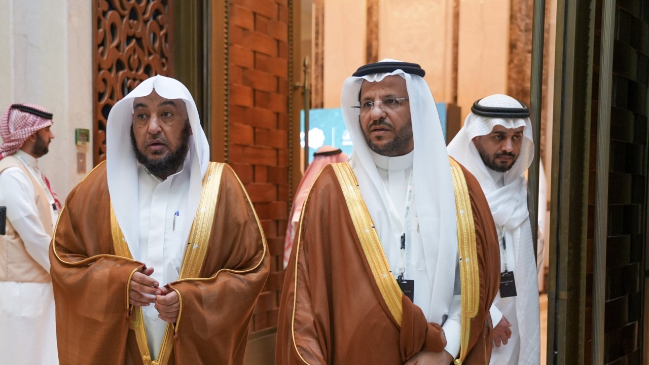 Dalam rangka memberikan pelayanan bagi umat Islam dalam seluruh urusan keagamaannya, melalui sebuah inovasi digital yang berlandaskan payung syar‘i internasional yang menyatukan, serta telah mendapatkan pengesahan fikih dari Akademi Fikih Islam: Platform