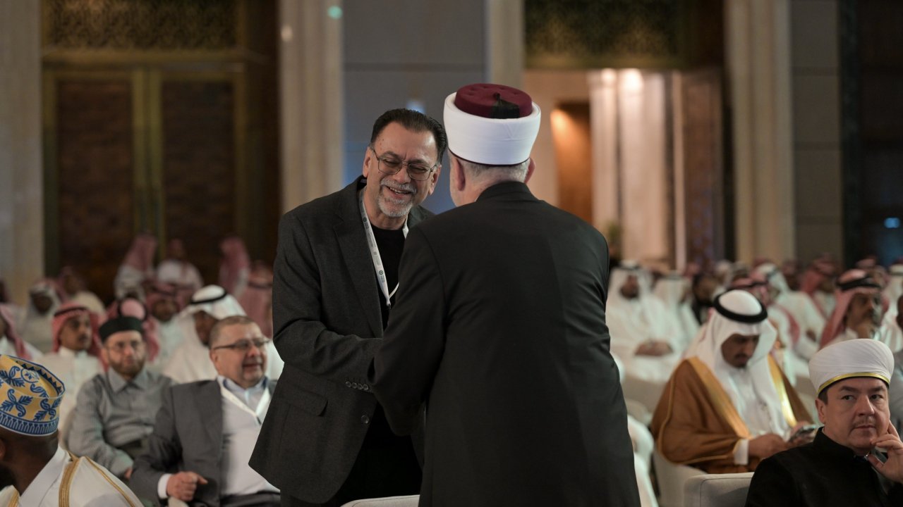 Dalam rangka memberikan pelayanan bagi umat Islam dalam seluruh urusan keagamaannya, melalui sebuah inovasi digital yang berlandaskan payung syar‘i internasional yang menyatukan, serta telah mendapatkan pengesahan fikih dari Akademi Fikih Islam: Platform