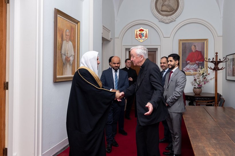 التقى معالي الأمين العام رئيس هيئة علماء المسلمين فضيلة الشيخ د.⁧‫محمد العيسى‬⁩ في لندن، نيافةَ رئيس أساقفة وستمنستر الكاردينال فنسنت كولينز