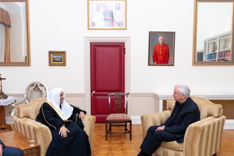 التقى معالي الأمين العام رئيس هيئة علماء المسلمين فضيلة الشيخ د.⁧‫محمد العيسى‬⁩ في لندن، نيافةَ رئيس أساقفة وستمنستر الكاردينال فنسنت كولينز