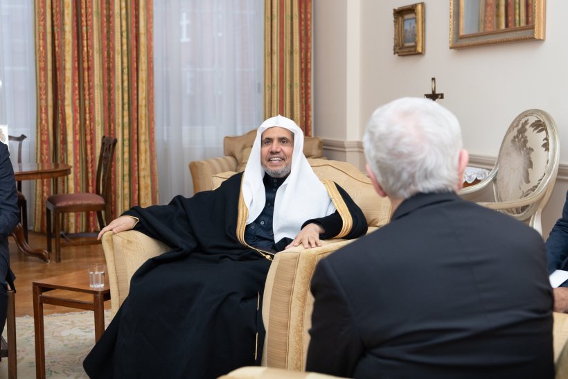 التقى معالي الأمين العام رئيس هيئة علماء المسلمين فضيلة الشيخ د.⁧‫محمد العيسى‬⁩ في لندن، نيافةَ رئيس أساقفة وستمنستر الكاردينال فنسنت كولينز