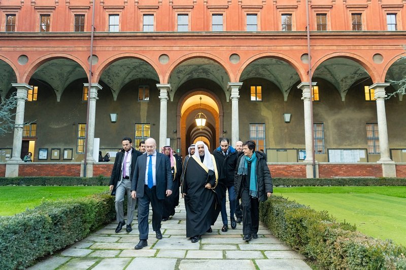 En présence du doyen de l’université et du président du comité pontifical pour le dialogue Mohammad Alissa a tenu une conférence à l’université catholique en Italie suite à laquelle il a été décoré de la médaille de l’université.