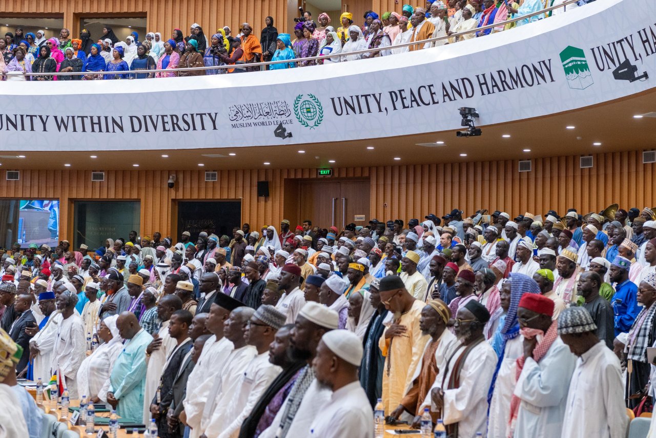 رابطة العالم الإسلامي تطلق تقريرها الدوري لمبادراتها وبرامجها حول العالم
