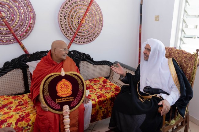التقى معالي الشيخ د. ⁧محمد العيسى⁩ (في سياق فعاليات قمة وئام الأديان المنعقدة بتنظيم الرابطة في ⁧سريلانكا⁩) بعدد من كبار القيادات البوذية حول العالم